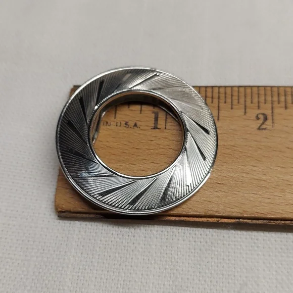Lieba U.S.A. silver-tone Round scarf clip  Stunning Vintage 1.5" - Picture 8 of 8